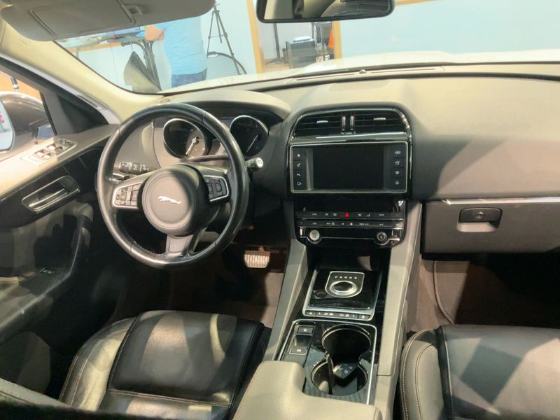 Jaguar F-Pace 30d Prestige AWD 2017 – снимка 18