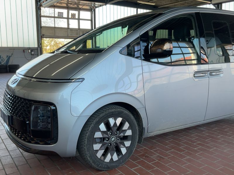 Hyundai Staria 2.2 CRDi Signature 4WD 2023 – снимка 2