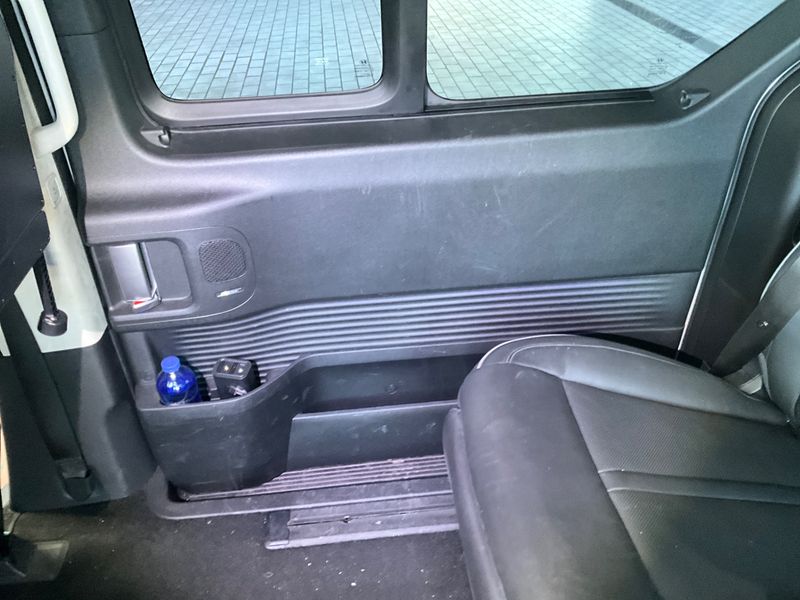 Hyundai Staria 2.2 CRDi Signature 4WD 2023 – снимка 31