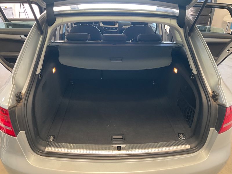 Audi A4 2.0 TDI Attraction 2011 – снимка 20