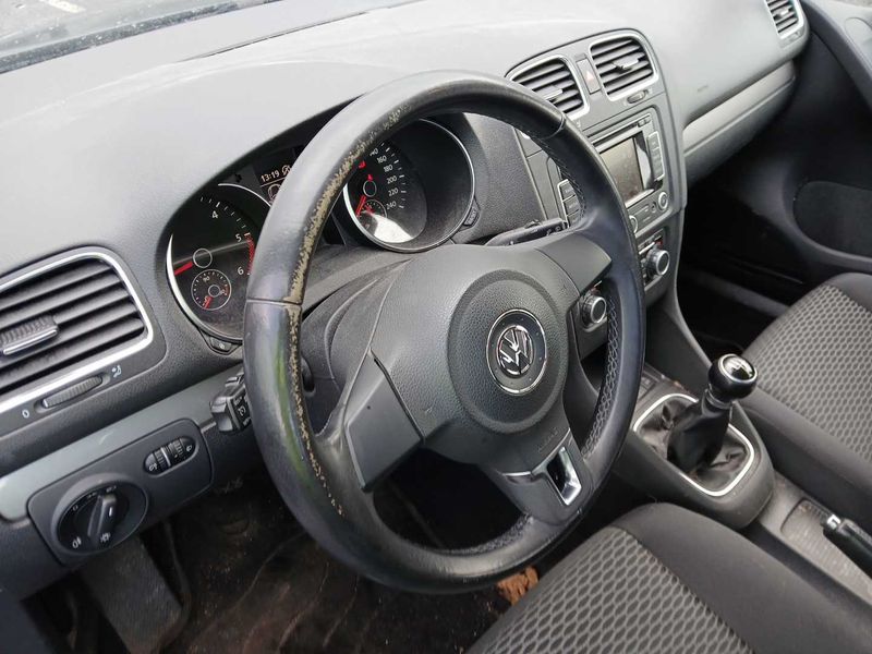 Volkswagen Golf VI 1.6 TDI Trendline BlueMotion 2010 – снимка 25