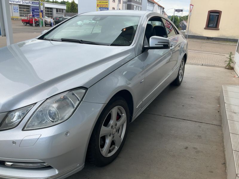 Mercedes-Benz E-Klasse E 200 CGI BlueEfficiency Avantgarde 2011 – снимка 2