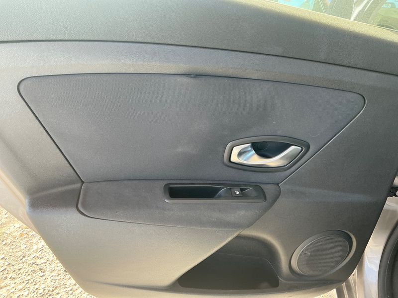 Renault Megane 1.5 dCi Dynamique 2010 – снимка 29