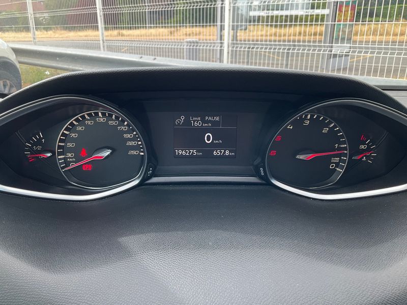 Peugeot 308 2.0 Blue-HDi Feline 2014 – снимка 18