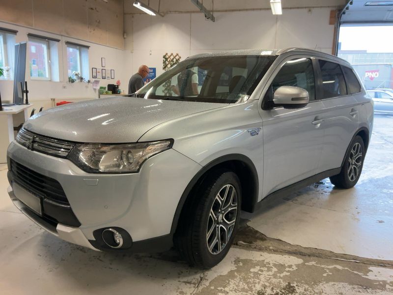Mitsubishi Outlander 2.0 PHEV PHEV Basis 4WD 2015 – снимка 1