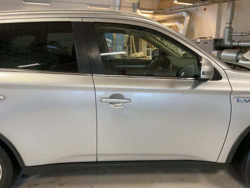 Mitsubishi Outlander 2.0 PHEV PHEV Basis 4WD 2015 – снимка 10