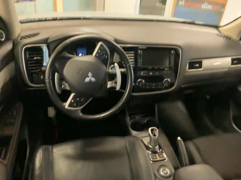 Mitsubishi Outlander 2.0 PHEV PHEV Basis 4WD 2015 – снимка 18