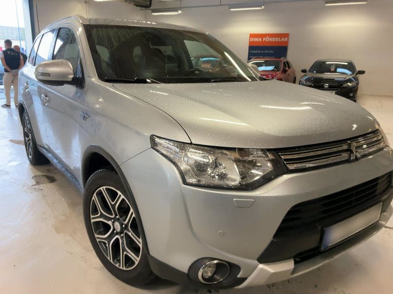 Mitsubishi Outlander 2.0 PHEV PHEV Basis 4WD 2015 – снимка 12
