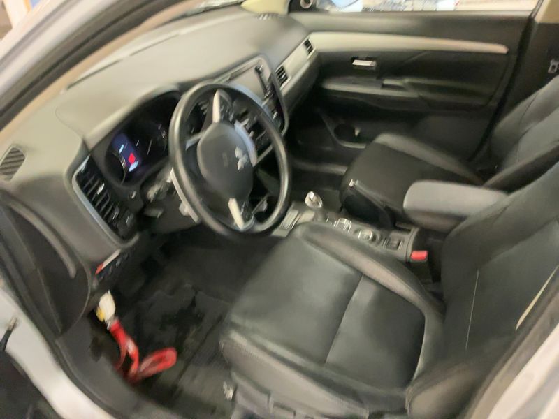 Mitsubishi Outlander 2.0 PHEV PHEV Basis 4WD 2015 – снимка 17