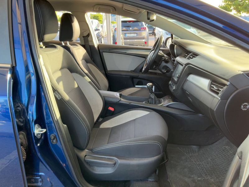 Toyota Avensis 2.0 D-4D Advance 2016 – снимка 16