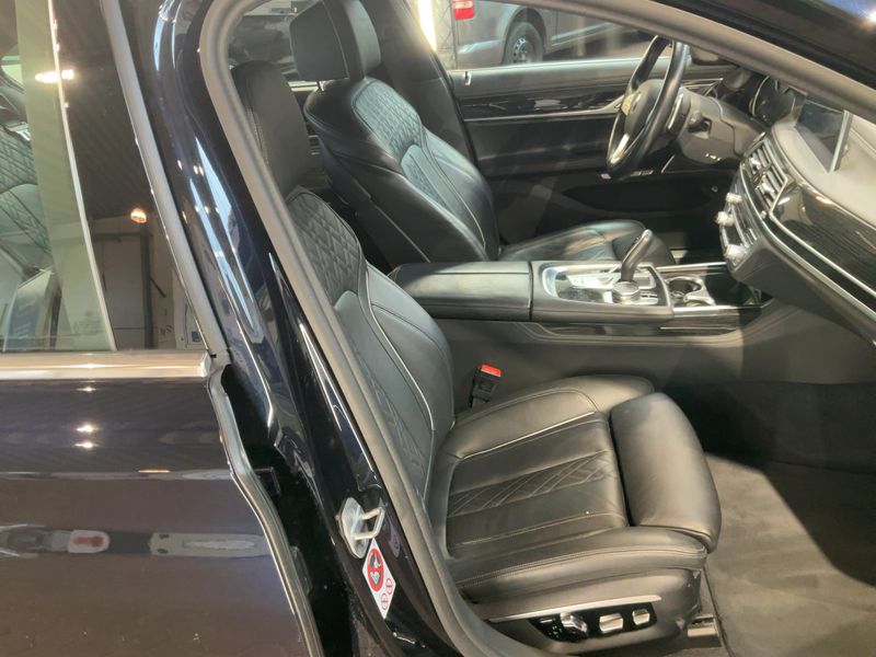 BMW 7er 750i L xDrive 2016 – снимка 16