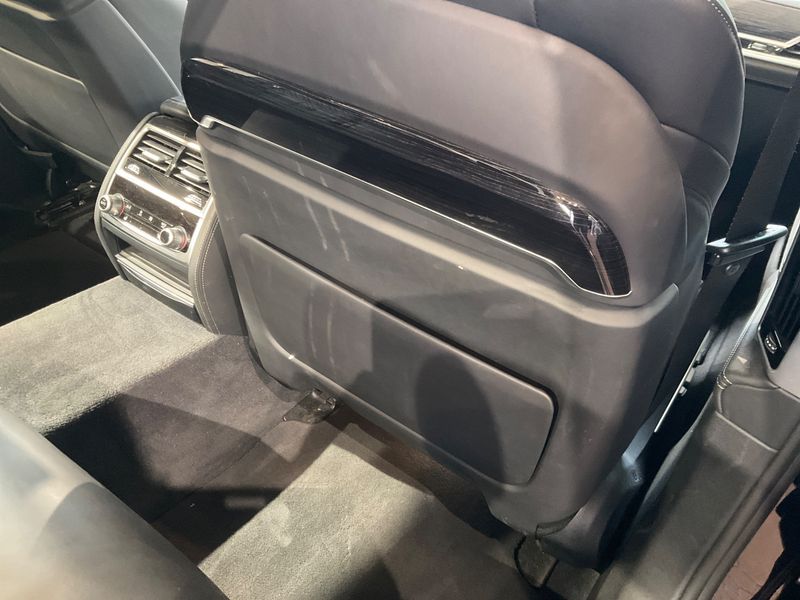 BMW 7er 750i L xDrive 2016 – снимка 26