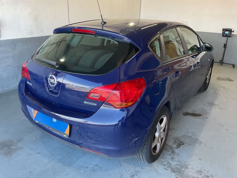 Opel Astra 1.4 Selection 2011 – снимка 2