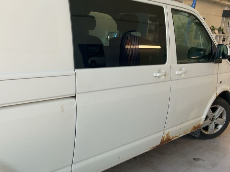 Volkswagen T5 Kombi 2.0 TDI lang 4Motion 2014 – снимка на щета