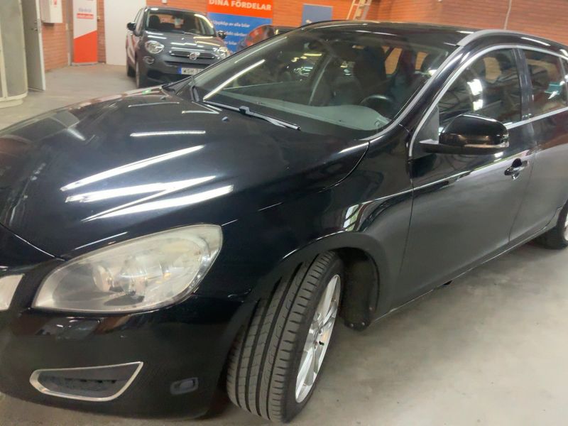 Volvo V60 2.0 T Momentum 2010 – снимка 2