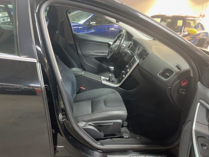 Volvo V60 2.0 T Momentum 2010 – снимка 16