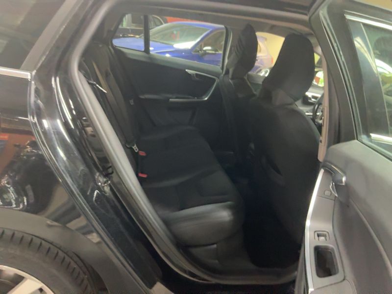 Volvo V60 2.0 T Momentum 2010 – снимка 19