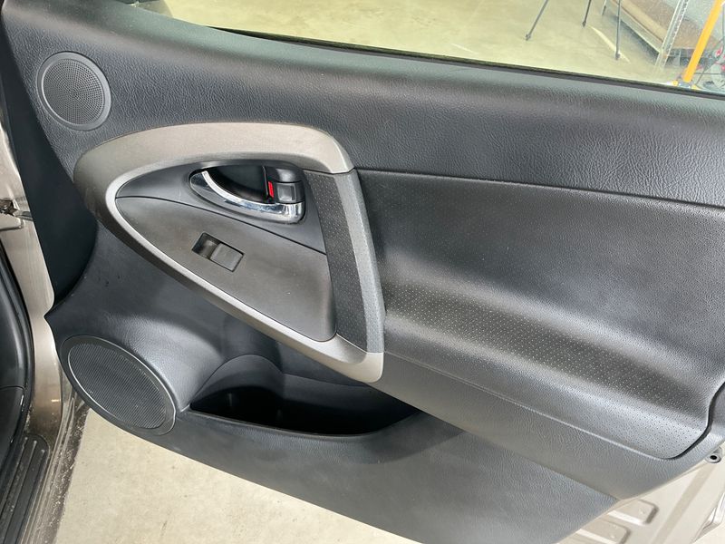 Toyota RAV 4 2.2 D-CAT Executive 2011 – снимка 32
