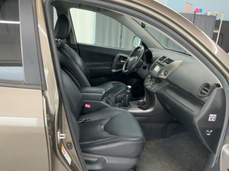 Toyota RAV 4 2.2 D-CAT Executive 2011 – снимка 17