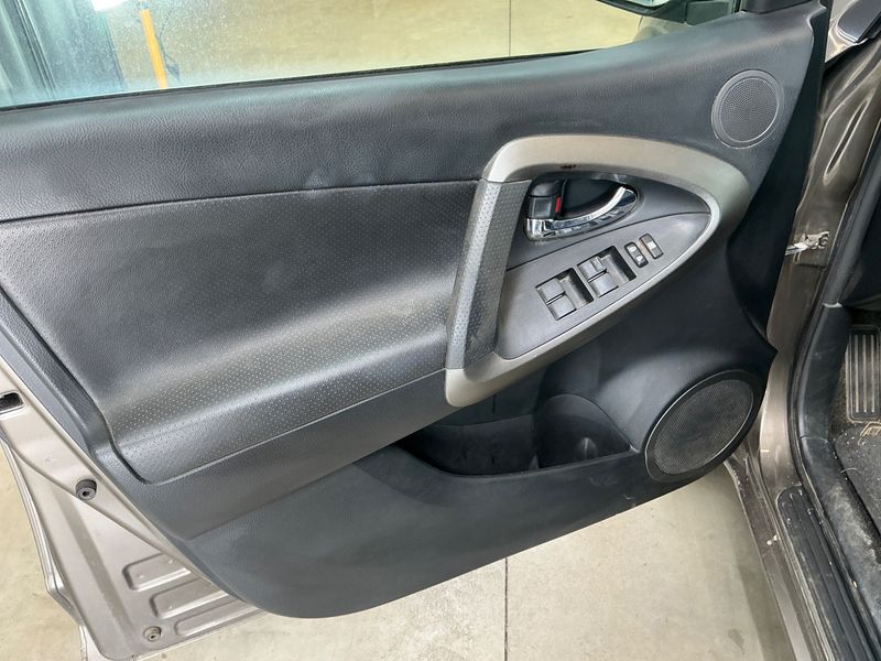 Toyota RAV 4 2.2 D-CAT Executive 2011 – снимка 31