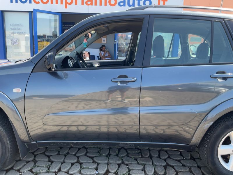 Toyota RAV 4 2.0 D-4D 4x4 2005 – снимка на щета
