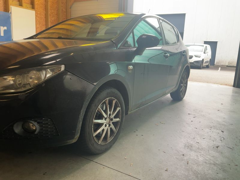 Seat Ibiza 1.6 TDI Stylance / Style 2011 – снимка 2