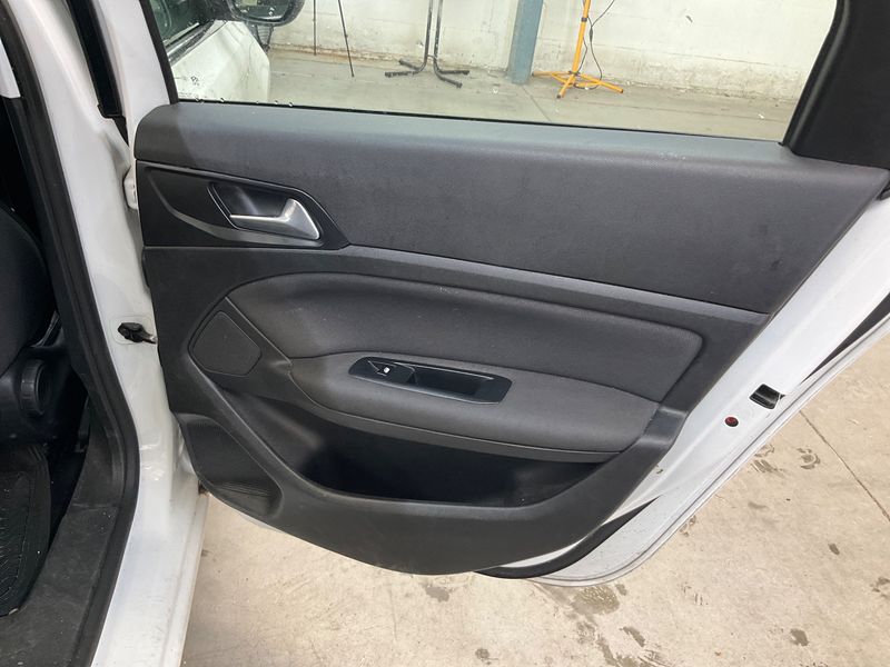 Peugeot 308 1.6 Blue-HDi Allure 2018 – снимка 29