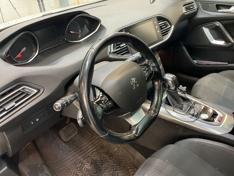Peugeot 308 1.6 Blue-HDi Allure 2018 – снимка 42