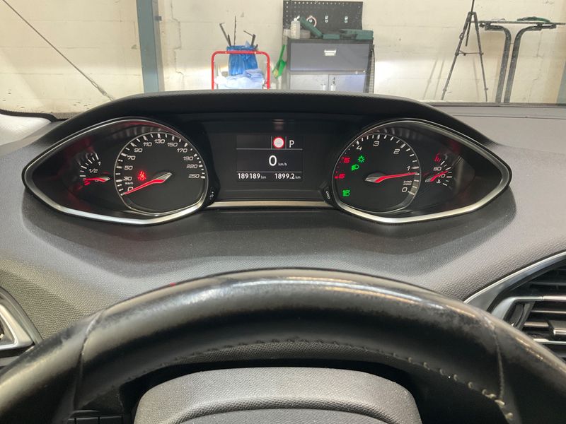 Peugeot 308 1.6 Blue-HDi Allure 2018 – снимка 18