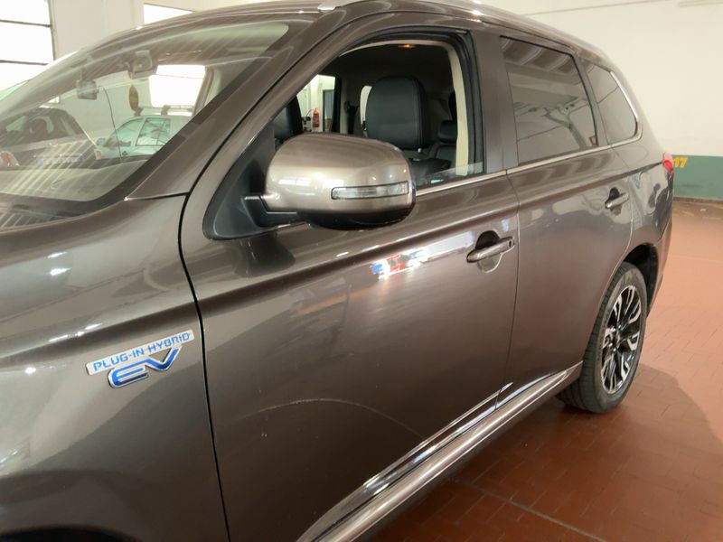 Mitsubishi Outlander 2.0 PHEV Instyle Diamond 4WD 2018 – снимка 4