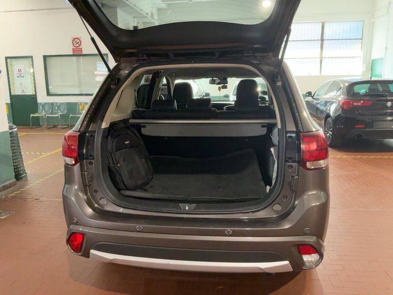 Mitsubishi Outlander 2.0 PHEV Instyle Diamond 4WD 2018 – снимка 15
