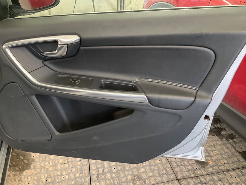 Volvo V60 2.4 D6 Plug-in Hybrid Summum AWD 2015 – снимка 28