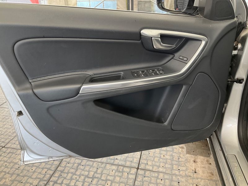 Volvo V60 2.4 D6 Plug-in Hybrid Summum AWD 2015 – снимка 23