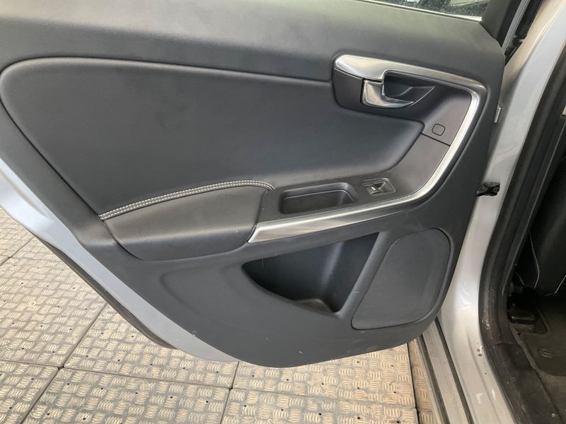 Volvo V60 2.4 D6 Plug-in Hybrid Summum AWD 2015 – снимка 25