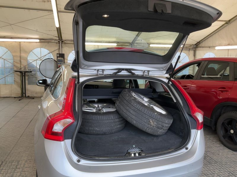 Volvo V60 2.4 D6 Plug-in Hybrid Summum AWD 2015 – снимка 16