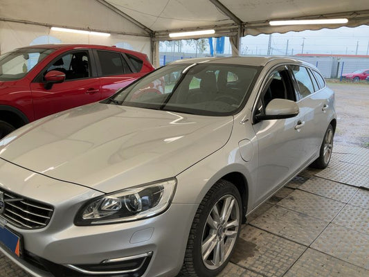 Volvo V60 2.4 D6 Plug-in Hybrid Summum AWD 2015 – снимка 2