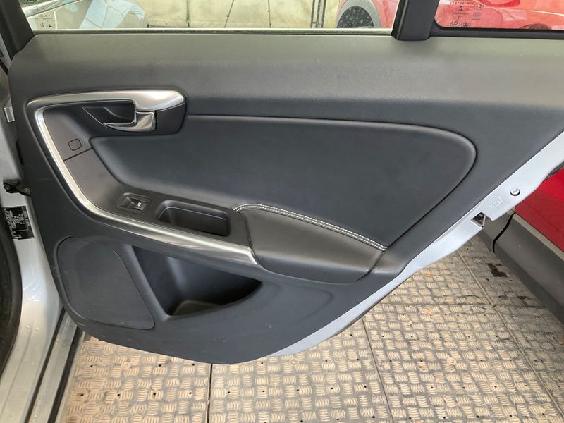 Volvo V60 2.4 D6 Plug-in Hybrid Summum AWD 2015 – снимка 27