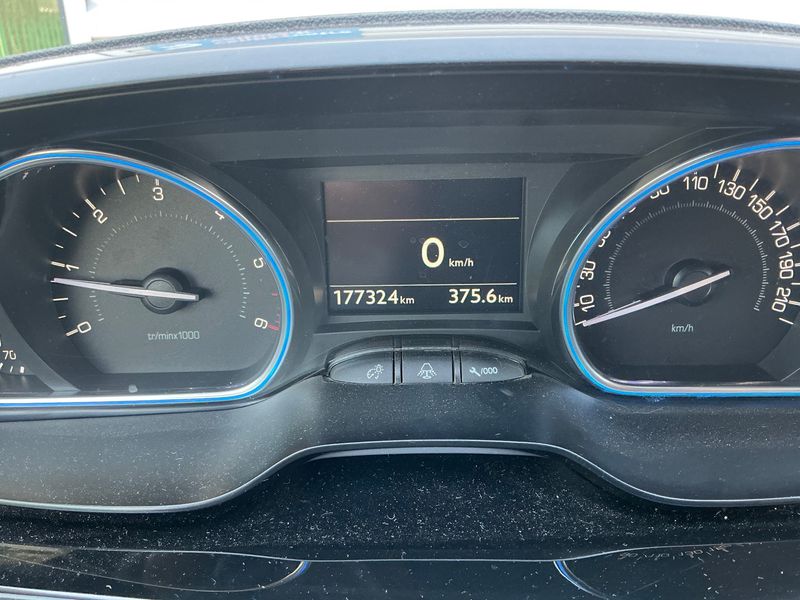 Peugeot 2008 1.6 Blue-HDi Allure 2018 – снимка 18
