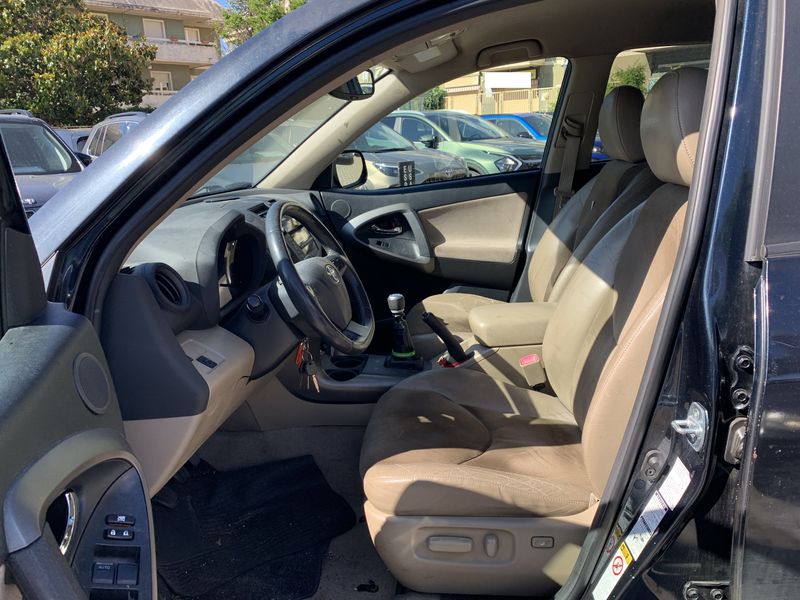Toyota RAV 4 2.2 D-4D Executive 2011 – снимка 10