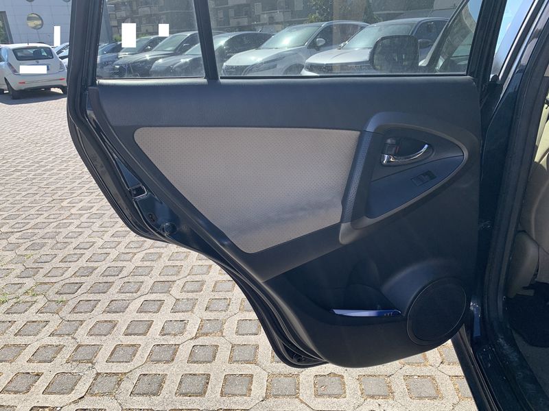 Toyota RAV 4 2.2 D-4D Executive 2011 – снимка 27