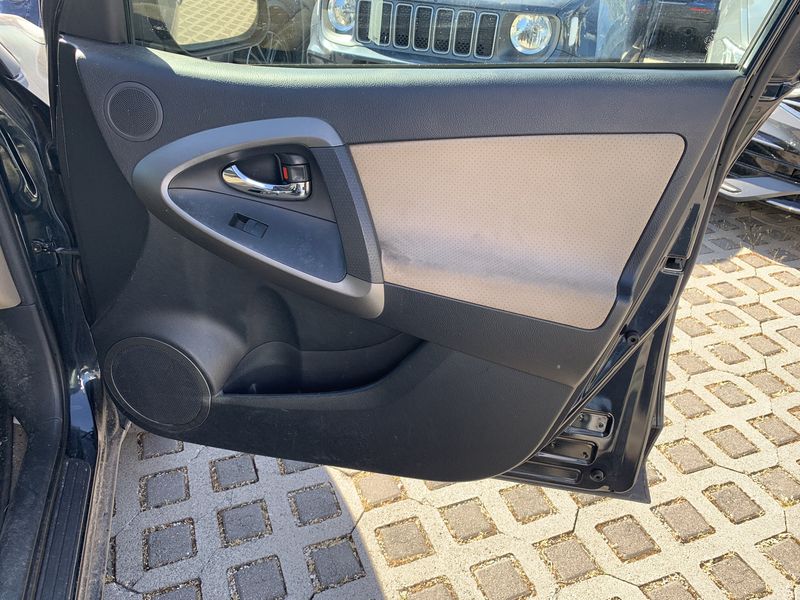 Toyota RAV 4 2.2 D-4D Executive 2011 – снимка 24