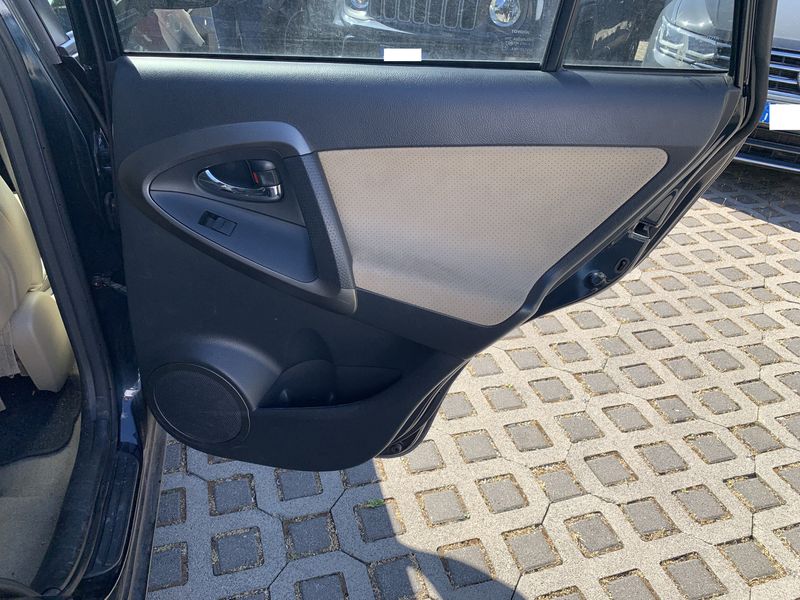 Toyota RAV 4 2.2 D-4D Executive 2011 – снимка 22