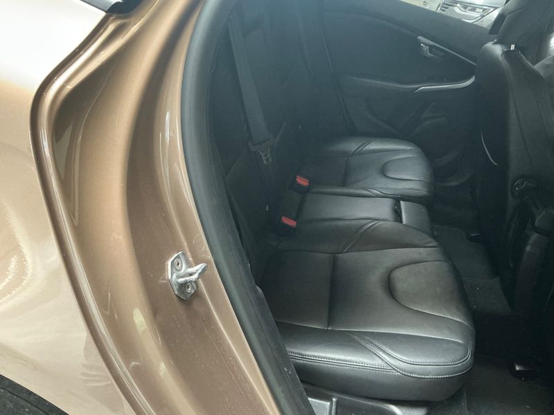 Volvo V40 2.0 D2 Kinetic 2016 – снимка 19