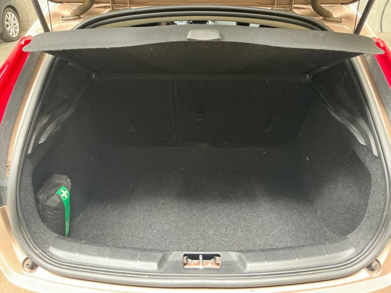 Volvo V40 2.0 D2 Kinetic 2016 – снимка 15