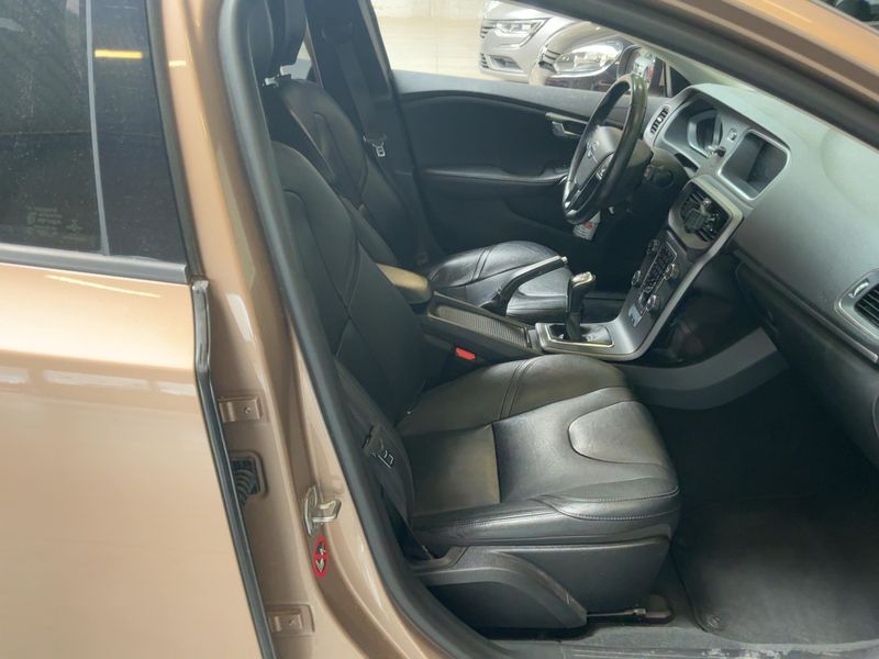 Volvo V40 2.0 D2 Kinetic 2016 – снимка 16