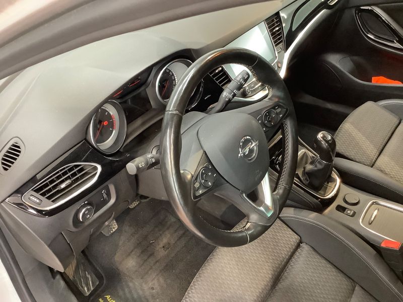 Opel Astra 1.4 SIDI Turbo Innovation 2018 – снимка 35