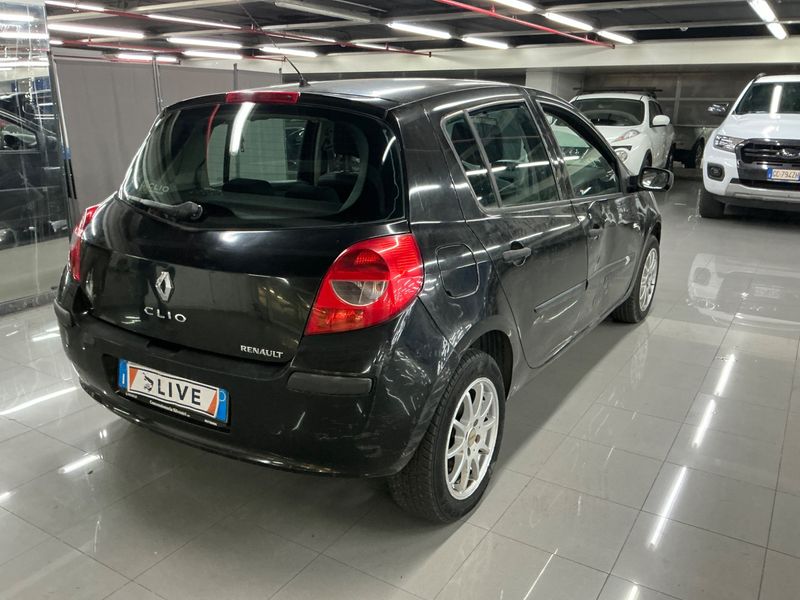 Renault Clio 1.5 dCi Authentique 2006 – снимка 2