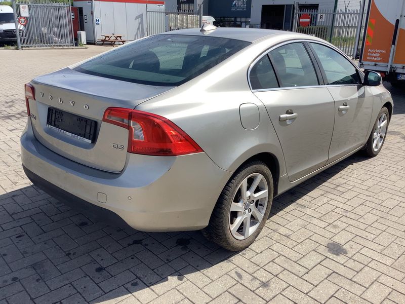 Volvo S60 2.0 D3 Momentum 2013 – снимка 8