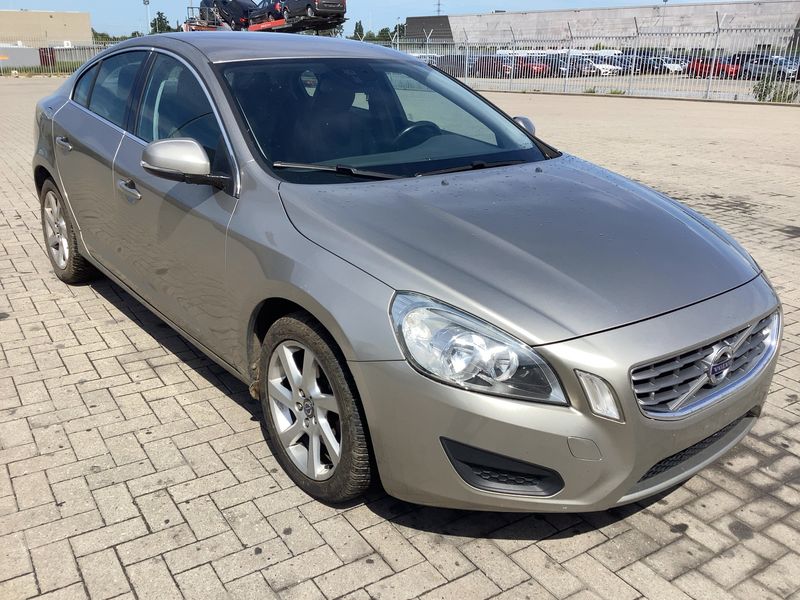 Volvo S60 2.0 D3 Momentum 2013 – снимка 12