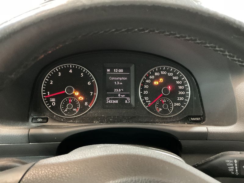Volkswagen Touran 1.2 TSI Comfortline BlueMotion Tech 2011 – снимка 4